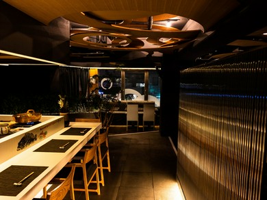 光と影を巧みに使い分けながら、ハイクオリティな空間を演出