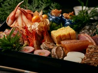 八寸とは茶懐石料理の言葉で、八寸（約24cm）四方の杉のへぎ木地の角盆に盛り付けられた料理です。大事な食事の席などの際に、ご予約をお申し付けください。