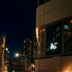 煌びやかな夜景を背景に、料理と会話を楽しむ