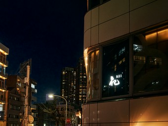 煌びやかな夜景を背景に、料理と会話を楽しむ