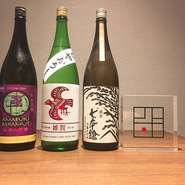 鉄板を巧みに使った肉料理が、このお店の真骨頂。多彩に揃うお酒は、肉料理を引き立てる秀逸なラインアップが魅力です。盃一杯からマリアージュを提案してくれる「飲み放題プラン」もオススメ。