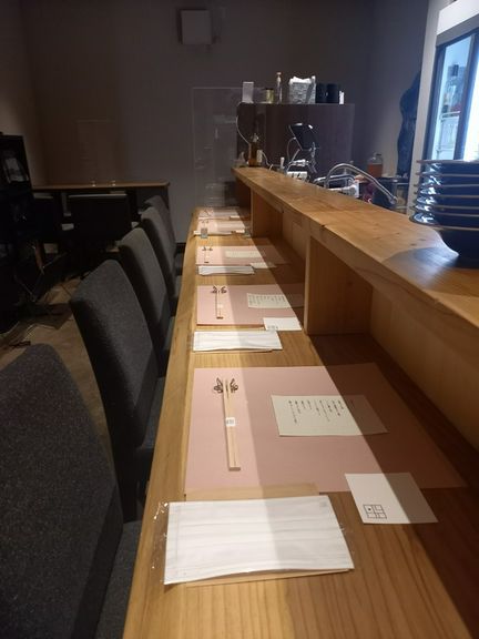 鉄板料理とお酒を楽しむ、笑顔あふれる女子会を