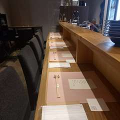 鉄板料理とお酒を楽しむ、笑顔あふれる女子会を