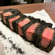 コースの中でも一番人気の一品。竹炭を練り込んだ黒いパンに和牛のステーキ肉100gを使用したレアカツを挟んでいます。ジューシーな赤身肉の旨みが口の中いっぱいに広がる、新感覚サンド。持ち帰りも可能です。