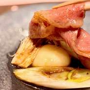 サッと炙る程度で脂が溶け出すA5サーロインを、あっさりとした味わいの白い卵でいただきます。割り下に絡めた牛肉は鍋で煮込まないため香ばしく、何枚でも食べることができると評判です。