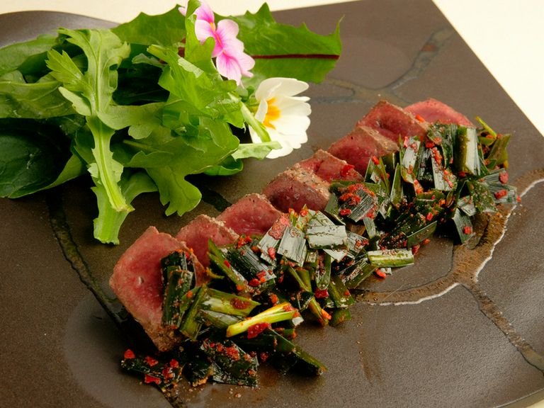 鉄板の技を活かしたオリジナルの一皿『八寸風レバニラ』