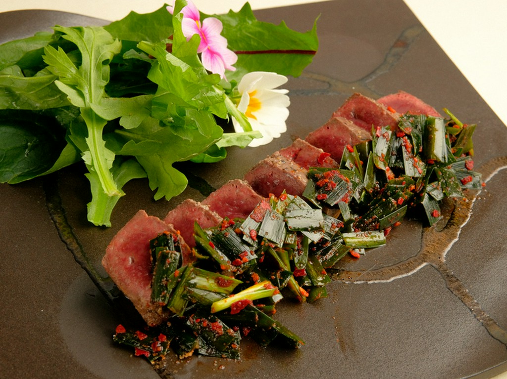 鉄板の技を活かしたオリジナルの一皿『八寸風レバニラ』