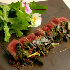 鉄板の技を活かしたオリジナルの一皿『八寸風レバニラ』