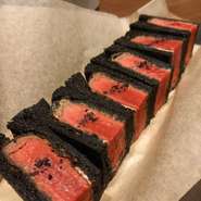 「Bamboo Charcoal Beefサンド」の名の通り、竹炭を練り込んだ天然酵母の黒いパンに和牛のステーキ肉100gを使用したレアカツを挟んだ一品。一口頬張ると、ジューシーな赤身肉の旨みが口の中いっぱいに広がります。