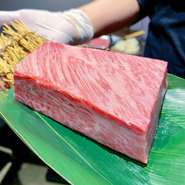 肉はA4、5ランクの和牛にこだわって仕入れています。さまざまな部位を最高の状態でおいしく味わってほしいと、鉄板の上でアレンジを加えるのが八寸流。新鮮な魚介類や希少な野菜に出合えるのも楽しみの一つです。