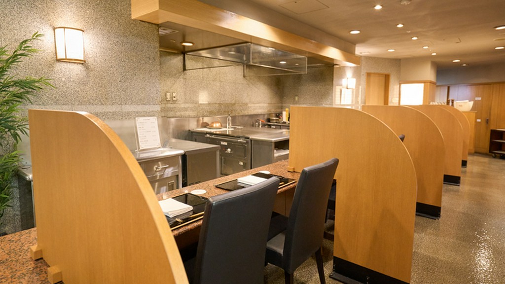 厨房に面した12席のカウンター席