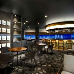 海と空の景色と共に食事を楽しむ10席のカウンター席