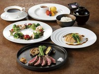 【ランチ限定】月ごとに変わる季節のお魚料理がお楽しみいただける豪華なランチコース。
