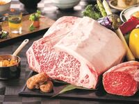メインディッシュには料理長が厳選した黒毛和牛ロース肉とフィレ肉をご一緒にご堪能頂けるこの日だけの大変お得なコースです。
ランチ：5,940円/ディナー：9,900円