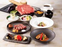 メインのお肉の他にも、その日の旬のお魚料理をシェフおすすめの調理法でご提供致します。お魚料理もお肉料理も召し上がれるコース。
竹(A3ランク黒毛和牛):12,540円/松(A5ランク特選銘柄牛)16,500円
