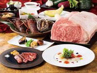 お肉だけでなく、伊勢海老か鮑をご注文いただいてから生簀より新鮮なものをご用意。メインは全国より厳選されたA5ランク特選銘柄牛と豪華なコース。目の前で鉄板で焼き上げるパフォーマンスと共にお楽しみ下さい。