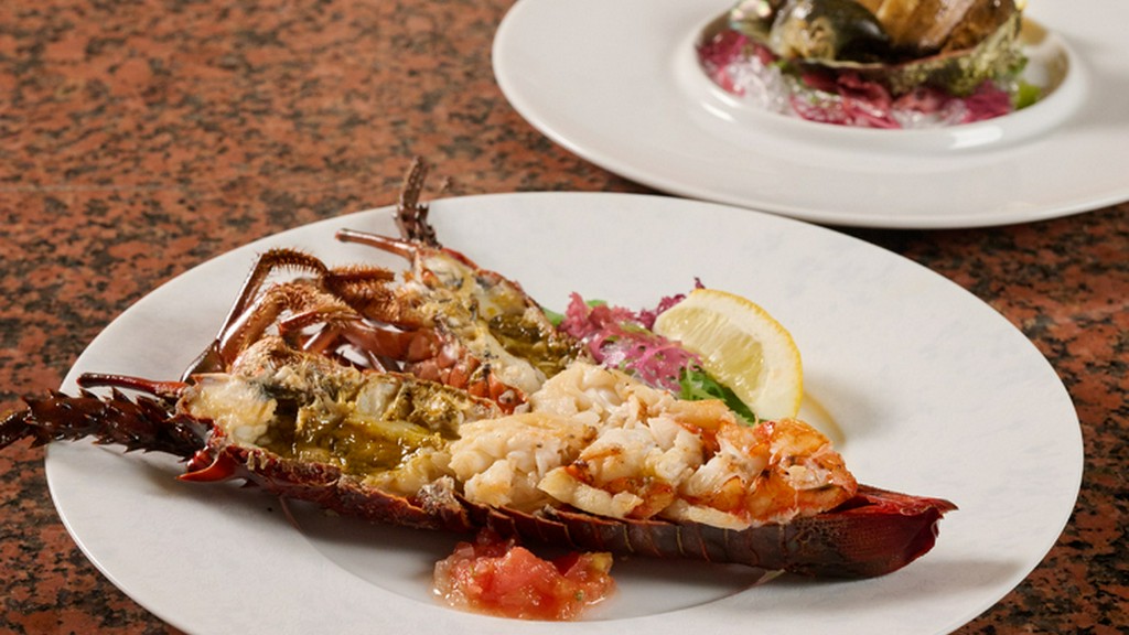 生け簀直送の活伊勢海老・活鮑