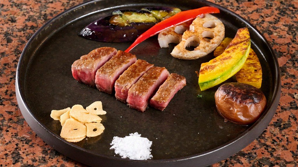 熟練の料理人が焼き上げる鉄板焼