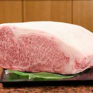 メイン食材の一つ『特選銘柄牛』では、「米沢牛」「宮崎牛」「常陸牛」など全国各地より、当日オススメのブランド牛を用意。ブランド牛ならではの品のある味わいを、ぜひ鉄板焼で賞味あれ。