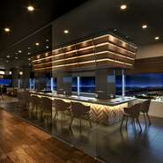 ゲストの五感に訴えかける料理を提供する【鉄板焼　七海】。見た目の鮮やかさ、焼いた瞬間の音、フランベによる炎の演出に香り、口に入れた瞬間の味わいと、感覚を通して満足できる料理を目指しています。