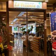 ビュッフェにはアルコール飲み放題も追加でき、利用人数に応じて、貸し切り・半貸し切りでの宴会等も相談可。食べ放題120分・飲み放題90分のお得な宴会プランもあり、最大100名まで利用できます。