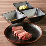 ライブキッチンで提供されるメニューの一つ。厳選された牛ロースを、シェフが間近で焼き上げるライブ感たっぷりのステーキ。ぜひ賞味いただきたい逸品です。