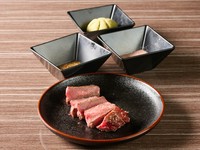 ライブキッチンで提供されるメニューの一つ。厳選された牛ロースを、シェフが間近で焼き上げるライブ感たっぷりのステーキ。ぜひ賞味いただきたい逸品です。