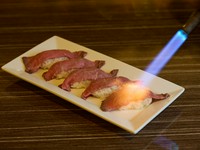 仕上げはゲストの目の前で『炙り寿司』