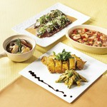 新鮮野菜を様々なトッピングでアレンジしてお楽しみいただけます。自家製の千葉県産醤油を使用したオリジナルドレッシングを含む、5種のドレッシングとトッピングもご用意しております。
