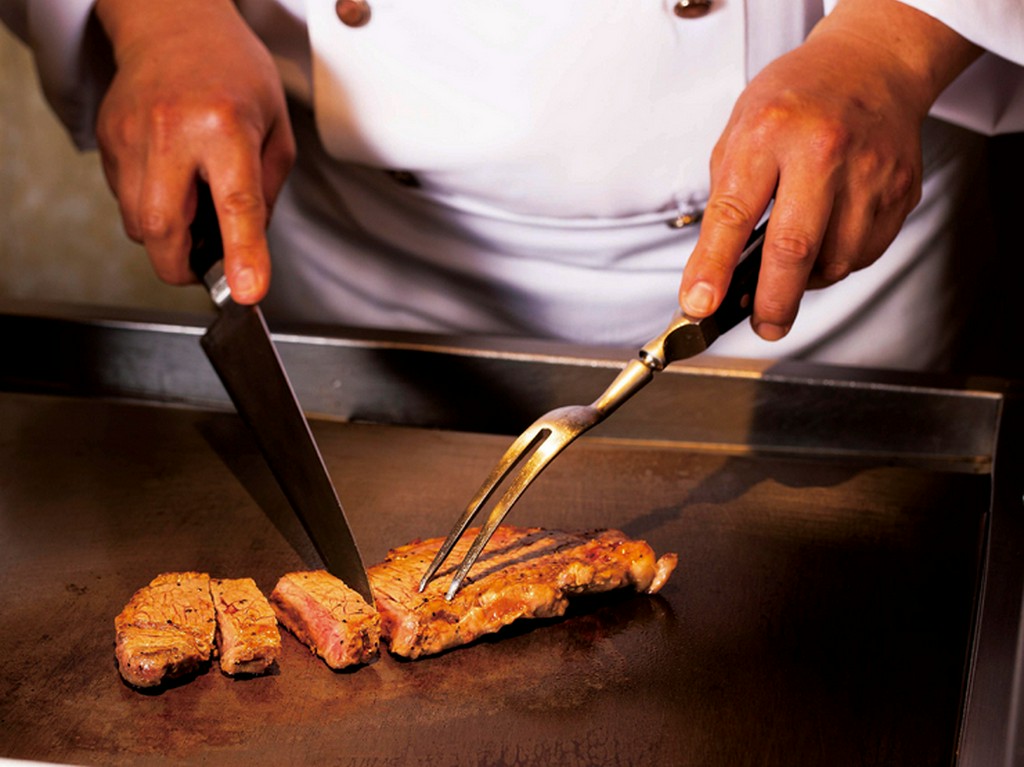 目の前で仕上げる炙り寿司