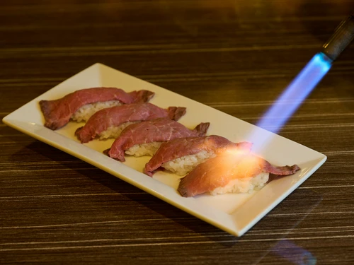 目の前で仕上げる炙り寿司