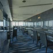 「アパホテル＆リゾート　東京ベイ幕張」。セントラルタワー50階に位置するホテルレストラン【スカイクルーズマクハリ】。景色と共にシェフ自慢の料理や、ホテルパティシエによるスイーツを堪能できます。