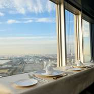 東京湾を一望できる、地上180mならではのロケーションは格別。ランチ・ディナーと時間帯によっても異なる表情を魅せる、開放的な空間が非日常を演出。心ときめく一時を提供してくれます。