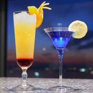 HBA認定バーテンダーが考案するオリジナルカクテルをはじめ、多彩なカクテルを用意。月ごとにテーマを変えた特別なカクテルも楽しめます。