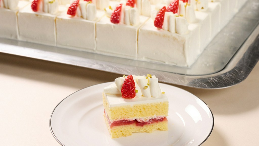 ランチビュッフェの名物『ジャンボショートケーキ』