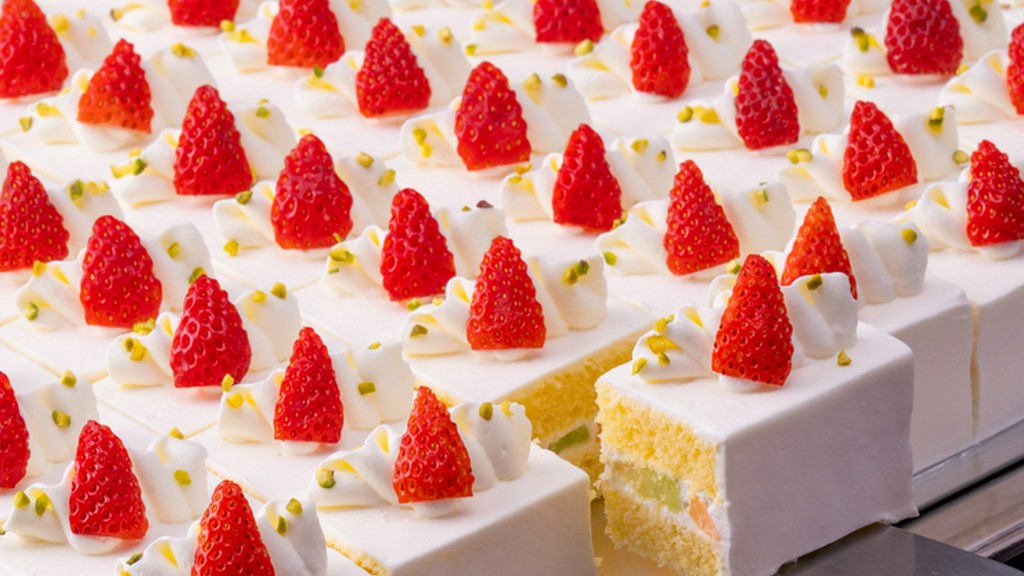 ランチビュッフェの名物『ジャンボショートケーキ』