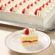 ランチビュッフェの名物“タイムサービス”にて、時間・数量限定で提供される『ジャンボショートケーキ』。ホテルパティシエが手掛ける、こだわりスイーツも必見です。