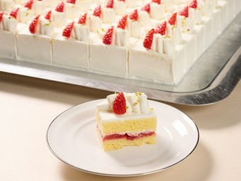 ランチビュッフェの名物『ジャンボショートケーキ』