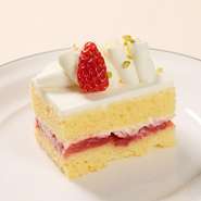 ランチビュッフェの名物“タイムサービス”にて、時間・数量限定で提供される『ジャンボショートケーキ』。ホテルパティシエが手掛ける、こだわりスイーツも必見です。