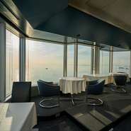 平日限定『アニバーサリーボヌールコース』など、大切な日にぴったりなコース料理を用意。厳選されたペアリングワインと共に、優雅な一時を提供する、地上180mのホテルレストランです。