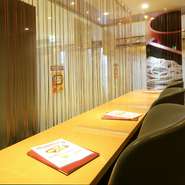 店内にはカウンター席も完備。広々としたスペースを確保しているため、安心して利用できます。座り心地の良いイスに腰かけながら、のんびりと豆冨やおそばをいただけます。