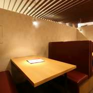 「大丸梅田」の14階。和を基調としたくつろぎの空間は幅広いシーンに対応可。シンプルな色合いで纏められた店内は、料理や器の彩りをさらに印象深いものにしてくれます。