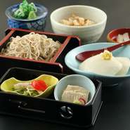 ミニざるそばか温かいわかめそばが選べます