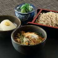 ミニざるそばか温かいわかめそばが選べます