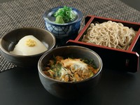 ミニざるそばか温かいわかめそばが選べます