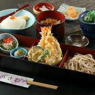 汲み上げ豆腐・天ぷら盛合せ・ミニざるそば・小鉢2品・ちりめん山椒ご飯・香り物・わらび餅