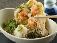 写真は『かき揚げおろしそば』。心地よいのどごしと食感のそばを、揚げたてかき揚げといただく冷やしそばです。