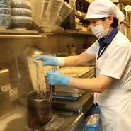 一号店である【手打ち一筋かさ】創業当時より受け継がれてきた、一品入魂の想い。時代に寄り添いつつも、変わらない料理人たちのこだわりを現在も発信し続けています。