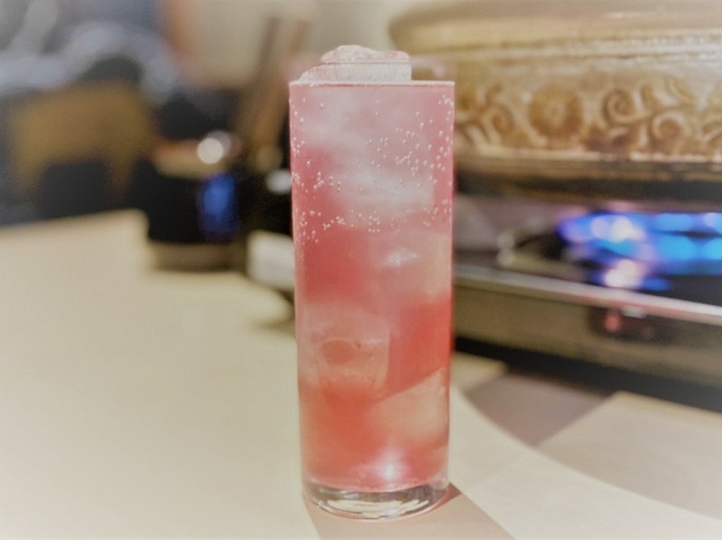 女性にも大人気の、目でも楽しむミックスフルーツ酒