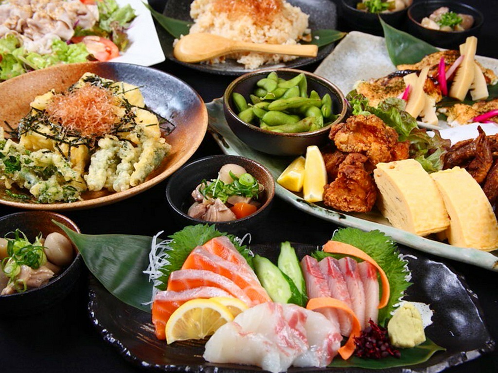 季節の食材をふんだんに楽しめるコースから、お手軽なコースまで